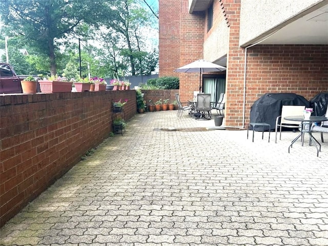 5715 Beacon St Unit 511, Squirrel Hill, PA 15217 - fenced backyard featuring a patio and a grill