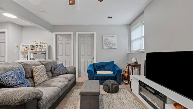 117 Carroll St, Aliquippa, PA 15001 - living area with a ceiling fan