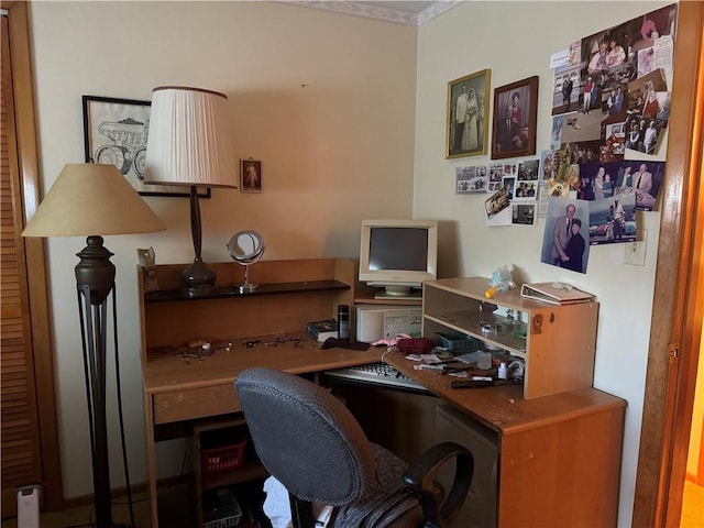 1306 Spring St, Derry Twp, PA 15650 - office space with built in desk
