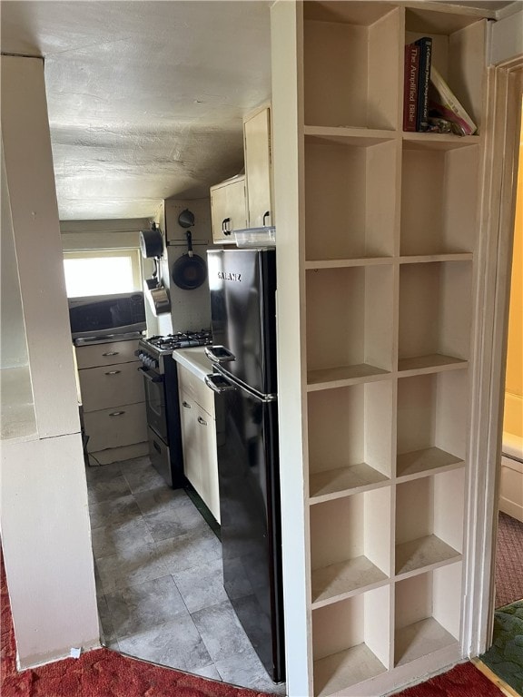 618 W Penn St, City Of But Nw, PA 16001 - kitchen with black appliances
