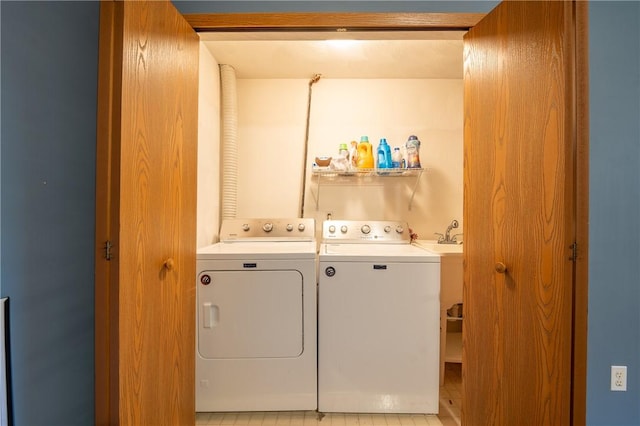 318 Links Ct, Salem Twp Wml, PA 15626 - laundry area with washing machine and clothes dryer