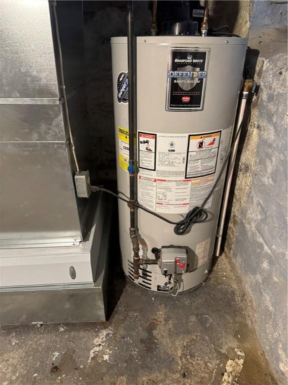 33 Spruce St, Natrona, PA 15065 - utilities featuring water heater