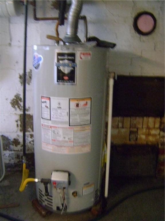 404 Scipio, Jamestown, PA 16134 - utility room with gas water heater