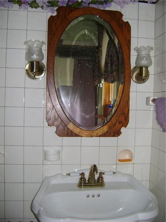 404 Scipio, Jamestown, PA 16134 - half bath featuring tile walls and backsplash