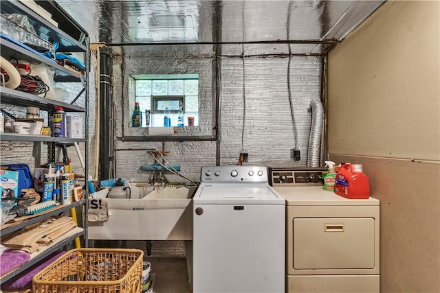 116 Rizzi Dr, Penn Twp Wml, PA 15642 - laundry room with independent washer and dryer