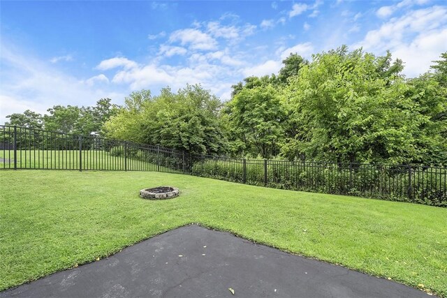 196 Oakbrook Cir, Banksville/Westwood, PA 15220 - fenced backyard featuring an outdoor fire pit