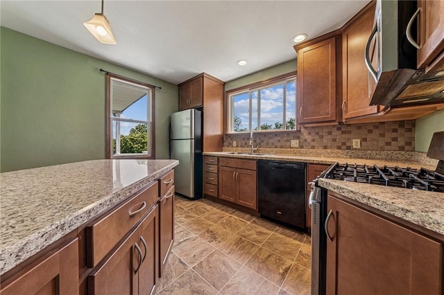 585 Dugan Way, New Kensington, PA 15068 - kitchen featuring stainless steel appliances, healthy amount of natural light, backsplash, decorative light fixtures, and recessed lighting
