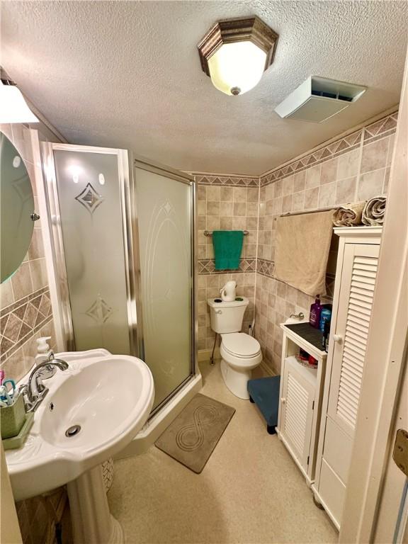 3246 Old Mcclellandtown Rd, Pa, PA 15458 - full bath with tile walls, a stall shower, and a textured ceiling
