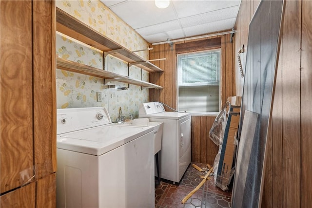 2617-2619 Spring Garden Ave, Spring Garden, PA 15212 - laundry area featuring independent washer and dryer and wallpapered walls