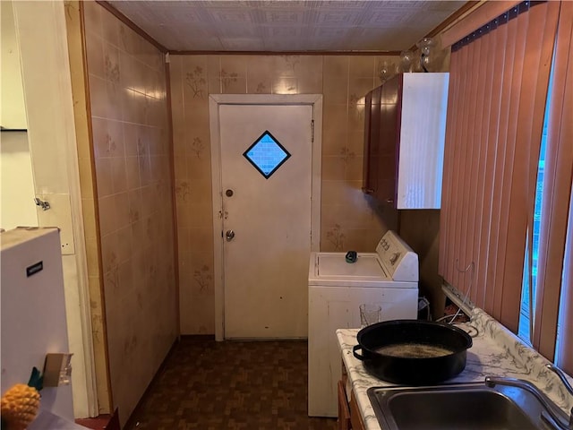 3238 Hardie Way, Oakland, PA 15213 - laundry room with washer / clothes dryer