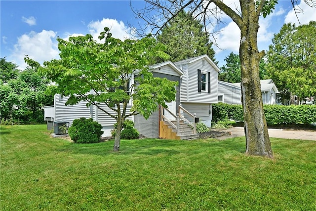 49 N Oakdale Ave, Hermitage, PA 16148 - view of side of property featuring a yard