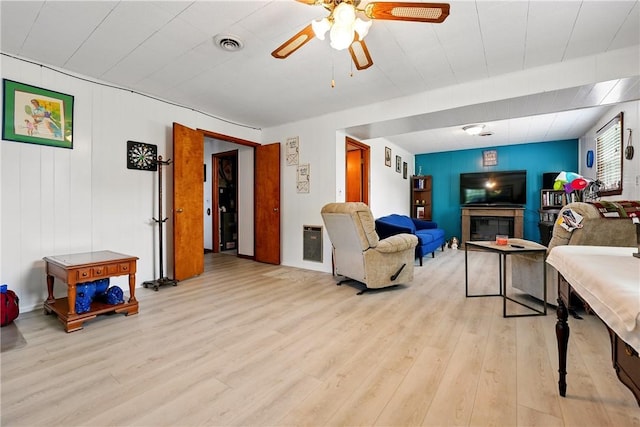 236 Fredonia Rd, Hempfield Twp Mer, PA 16125 - living area with light wood finished floors and ceiling fan