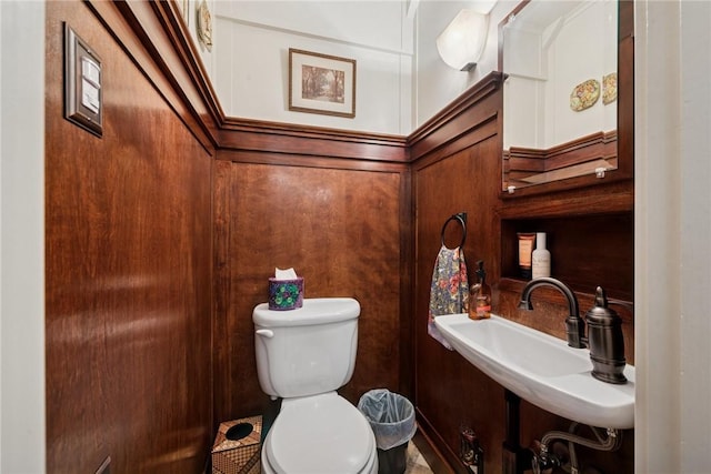 35 Pleasant Valley Rd, Hempfield Twp Wml, PA 15644 - bathroom featuring toilet and a sink