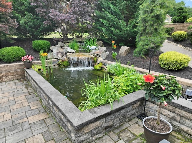 1402 Imperial Dr, Hopewell Twp Bea, PA 15001 - surrounding community with a small pond