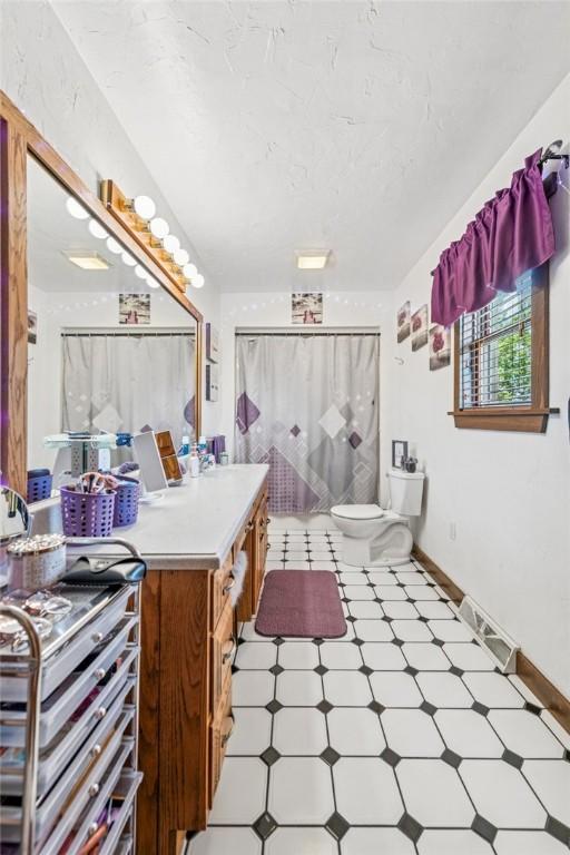 227 Holly Pl, Mount Pleasant Twp Wml, PA 15666 - full bath featuring tile patterned floors, vanity, and curtained shower