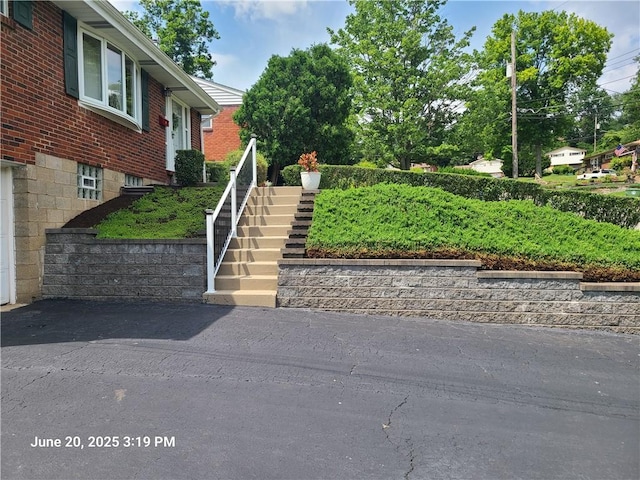 3381 Columbia Dr, Castle Shannon, PA 15234 - surrounding community featuring stairway