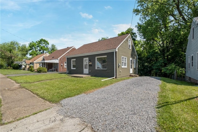 125 Carroll St, Aliquippa, PA 15001 - view of front of home featuring a front yard and gravel driveway