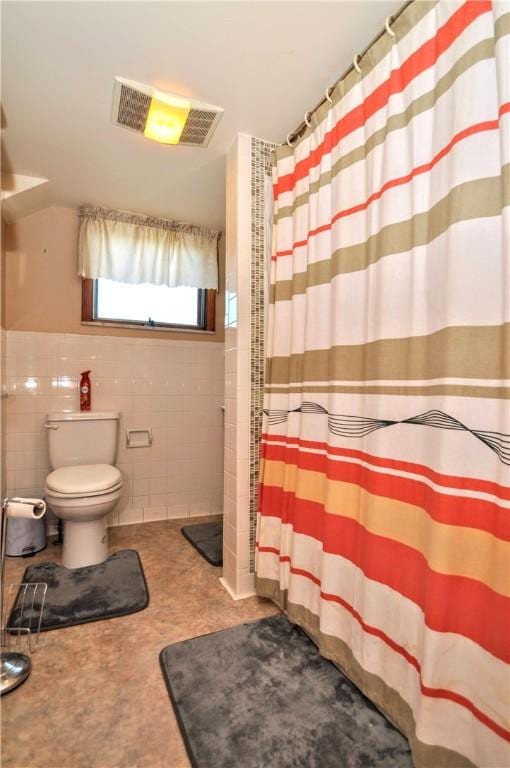 3411 York St, Mckeesport, PA 15132 - bathroom featuring tile walls and a shower with curtain