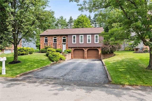 833 Glendale Ct, Cranberry Twp, PA 16066 - split foyer home with brick siding, driveway, an attached garage, and a front lawn