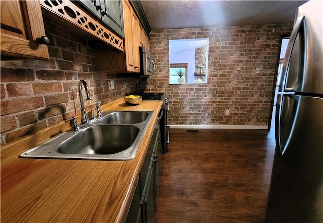 314 Wren Dr, Hempfield Twp Wml, PA 15601 - kitchen featuring appliances with stainless steel finishes, dark wood-style flooring, and a textured ceiling