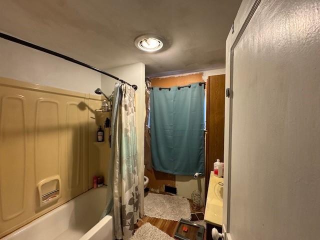 909 N Hickory St, Scottdale, PA 15685 - full bathroom featuring shower / tub combo with curtain and wood finished floors