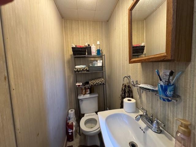 909 N Hickory St, Scottdale, PA 15685 - bathroom with wood walls