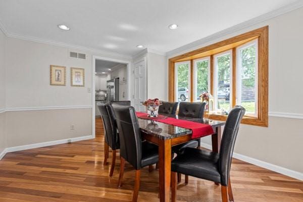 859 Boulder Dr, Bethel Park, PA 15102 - dining area featuring crown molding, light wood-style floors, and recessed lighting