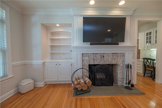 503 Sharon Rd, Moon/Crescent Twp, PA 15108 - detailed view of wood finished floors, a brick fireplace, crown molding, recessed lighting, and tasteful backsplash