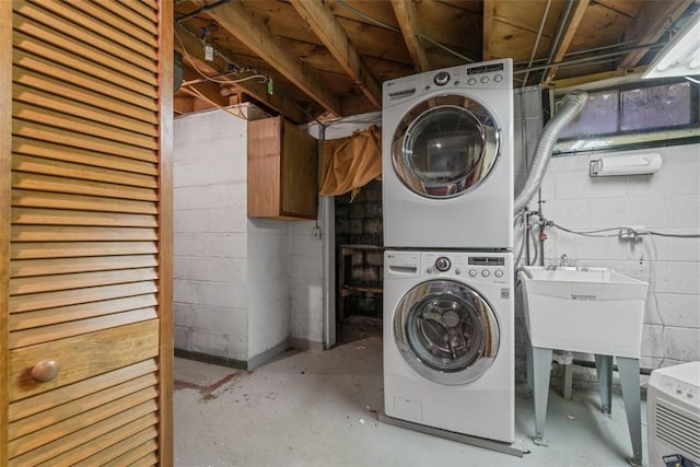 541 Duff Rd, Ohio Twp, PA 15143 - laundry area with stacked washer / drying machine