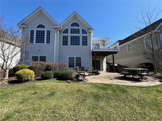 261 Patriot Ln, Economy, PA 15042 - back of property featuring a yard and a patio area