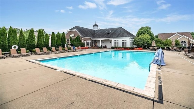 261 Patriot Ln, Economy, PA 15042 - community pool with a patio