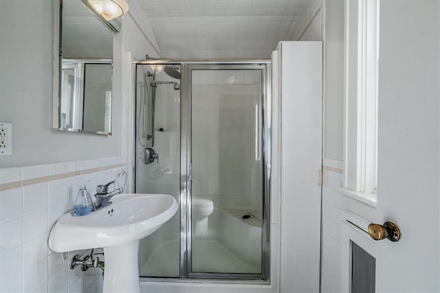 6403 Beacon St, Squirrel Hill, PA 15217 - bathroom featuring tile walls and a shower stall