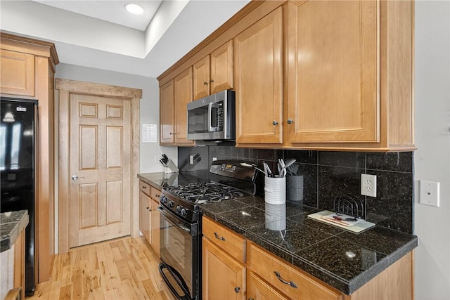 116 Lakeside Trl, Seven Springs Resort, PA 15622 - kitchen featuring black appliances, light wood-type flooring, tile countertops, and tasteful backsplash