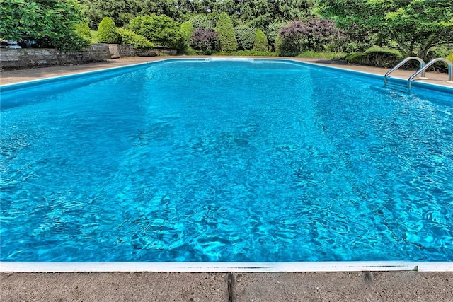 410 Lorenzo Ln, Hempfield Twp, PA 15642 - view of outdoor pool