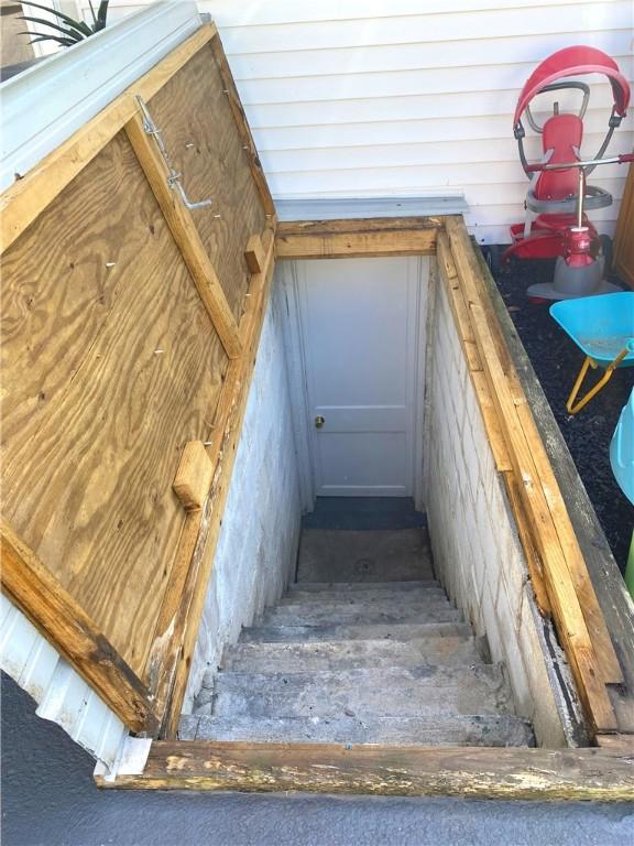 118 Delaware Ave, Scottdale, PA 15683 - view of stairway