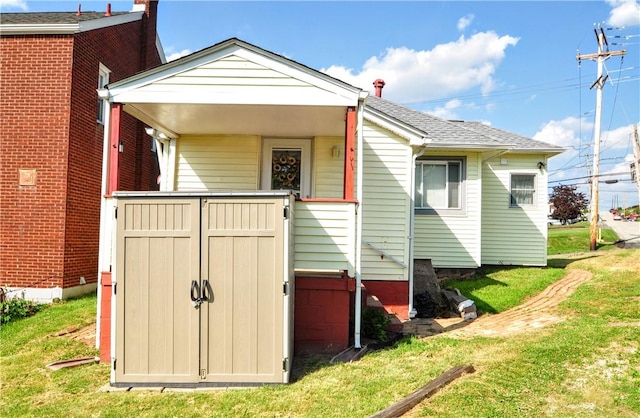 4632 Greensprings Ave, West Mifflin, PA 15122 - rear view of house featuring a yard