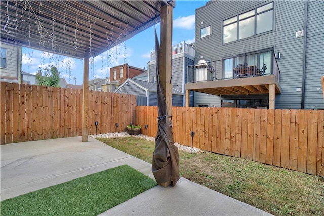 1817 Fox Way S, Side, PA 15203 - fenced backyard with a patio area