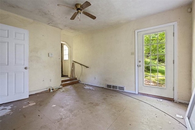 517 Augusta St, Mt Washington, PA 15211 - empty room featuring ceiling fan