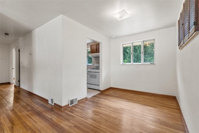 809 Sleepy Hollow Rd, Castle Shannon, PA 15234 - unfurnished room featuring light wood-type flooring