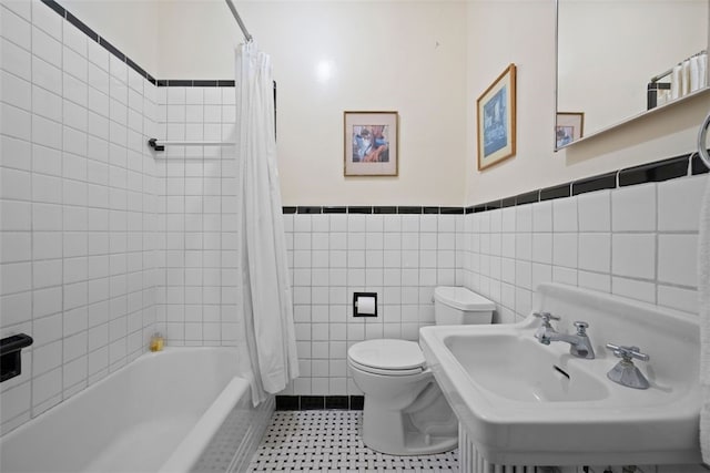 904-906 Blackburn Rd, Sewickley Heights, PA 15143 - bathroom featuring shower / tub combo with curtain, wainscoting, and tile walls