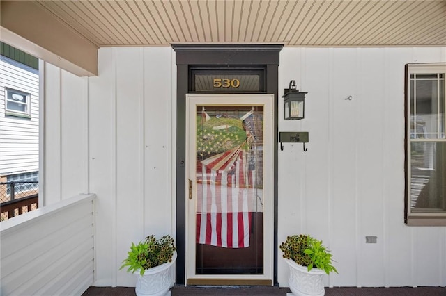 530 Franklin St, Freeport Boro, PA 16229 - entrance to property featuring board and batten siding