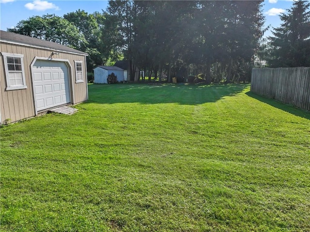 view of yard featuring an outbuilding