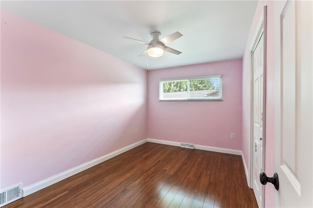 unfurnished room featuring dark wood-style flooring and a ceiling fan