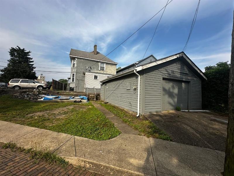 406 3rd Ave, New Brighton, PA 15066 - view of side of home with driveway