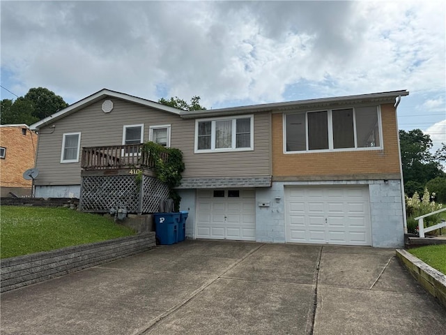 410 Hershey Rd, Penn Hills, PA 15235 - view of front facade featuring concrete driveway, a garage, and a front yard
