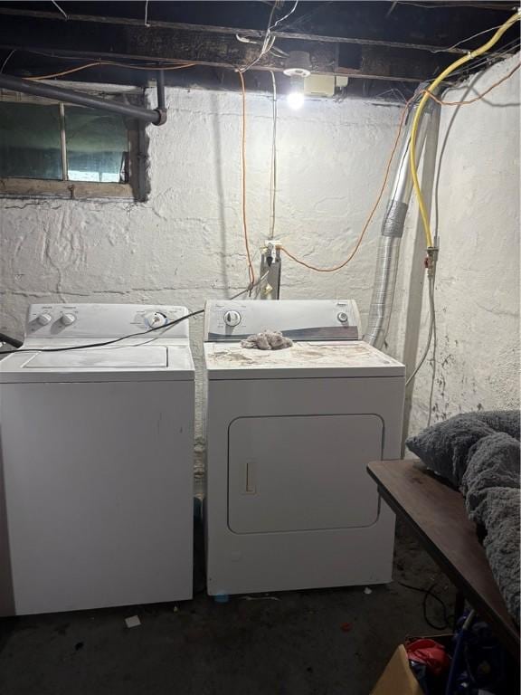 150 N Ave E, Pittsburgh, PA 15112 - laundry area with washer and clothes dryer