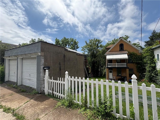 150 N Ave E, Pittsburgh, PA 15112 - view of front of property with a detached garage
