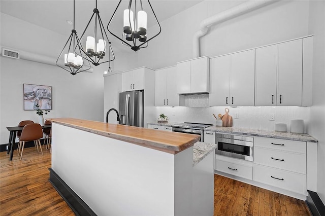 3080 Smallman St, Downtown Pgh, PA 15201 - kitchen featuring stainless steel appliances, a kitchen island with sink, a chandelier, white cabinetry, and hanging light fixtures