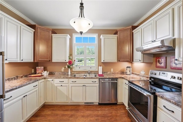 202 Ringneck Meadow Dr, Worth Twp, PA 16057 - kitchen featuring stainless steel appliances, under cabinet range hood, dark wood finished floors, ornamental molding, and decorative light fixtures
