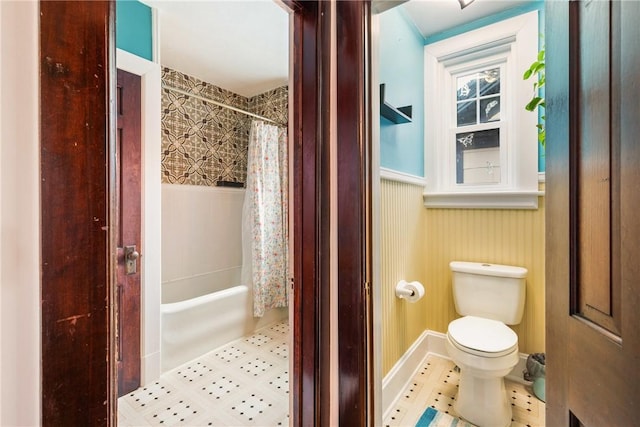 429 S Center Ave, Somerset Boro, PA 15501 - full bath with wainscoting and shower / bath combination with curtain
